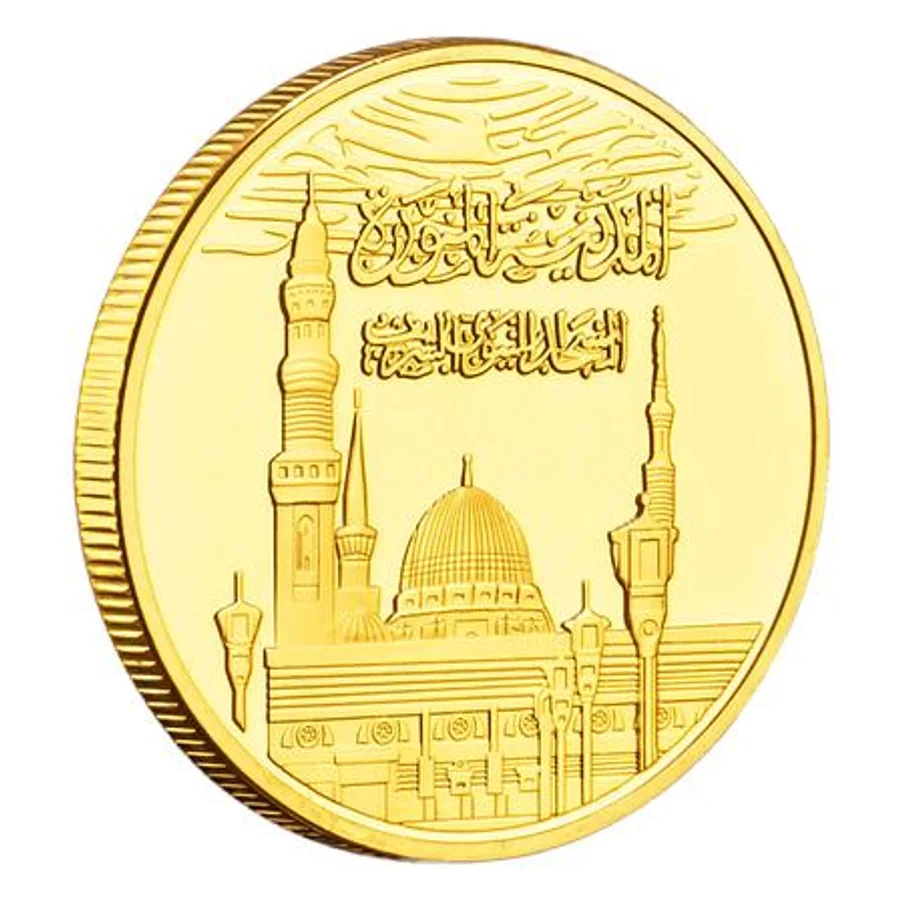 عملة تذكارية بنقش معماري ذهبي معروضة بزاوية